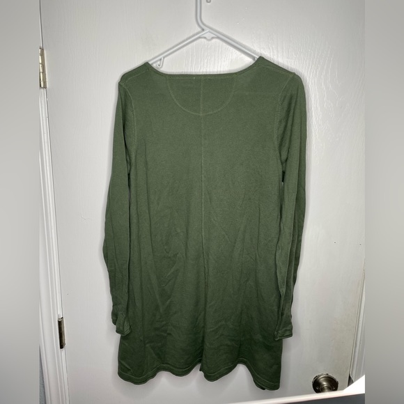 Olive green V Neck sweater by Lori Goldstein (LOGO). Size Medium - Picture 6 of 7